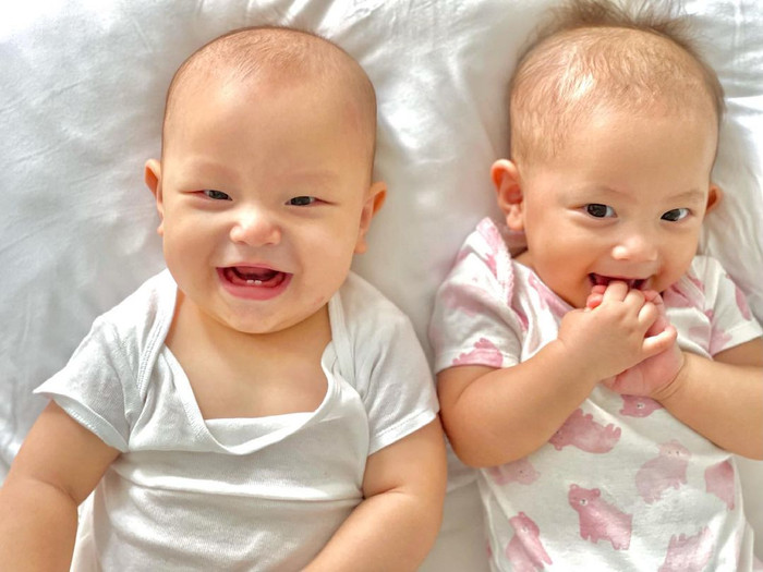 Hồ Ngọc Hà khoe ảnh hai nhóc tì Lisa - Leon tươi cười rạng rỡ sau những cơn la hét thất thanh.
