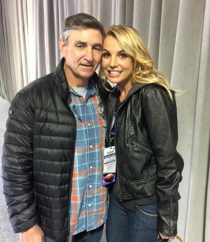 Nữ ca sĩ hiện đang đệ đơn lên tòa án để chấm dứt quyền bảo hộ của bố cô nàng - ông Jamie Spears.