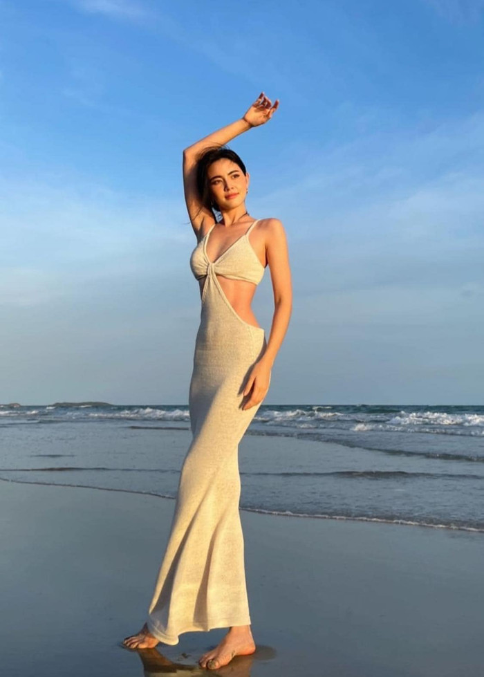 Giữa khung cảnh biển xanh thơ mộng, Mai Davika đẹp đến say đắm lòng người, cơ bụng rõ mồn một của nữ diễn viên xứ Thái đằng sau bộ váy