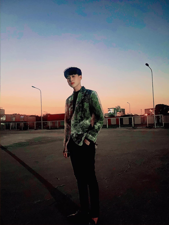Tuy đã xin lỗi và thậm chí là xóa bài hát đó khỏi nền tảng Youtube, nam ca sĩ Anh Rồng vẫn vấp phải những tranh cãi, chỉ trích từ người hâm mộ của nhóm BTS.