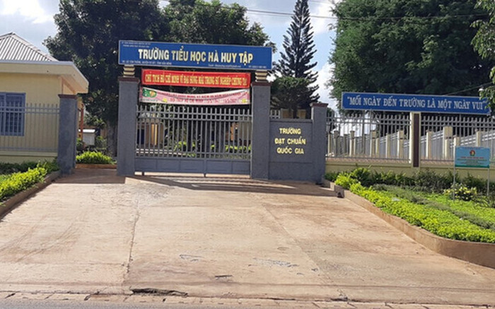 Vụ nam sinh nghèo bị giam học bạ : Hiệu trưởng vẫn nhận tiền phụ cấp dù không đứng lớp giảng dạy Ảnh 2