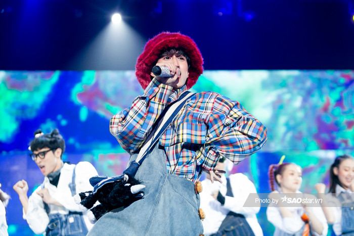 VP Bá Vương cũng từng mang chiếc mũ lông lên sân khấu The Heroes hai vòng đầu tiên