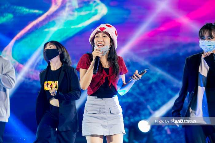 'Bắt chước' VP Bá Vương, Mỹ Anh diện mũ lông huyền thoại, ngó sang Khắc Hưng càng không nhịn được cười Ảnh 3