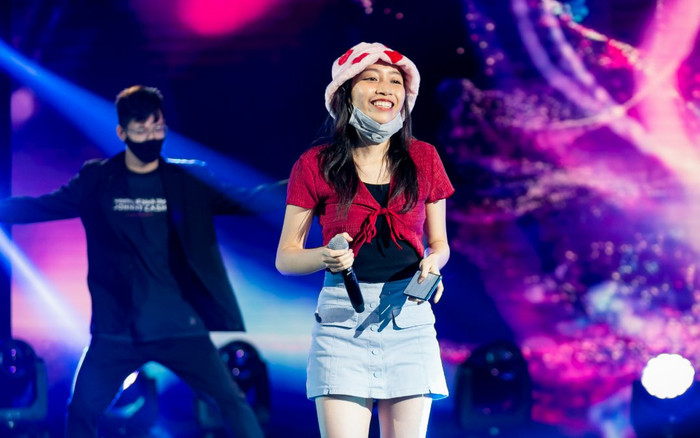 'Bắt chước' VP Bá Vương, Mỹ Anh diện mũ lông huyền thoại, ngó sang Khắc Hưng càng không nhịn được cười Ảnh 2