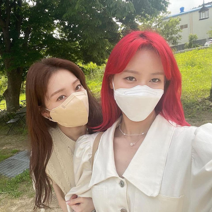 Hình ảnh chụp chung giữa Lee Sung Kyung và stylist phần nào bác bỏ tin đồn hẹn hò.