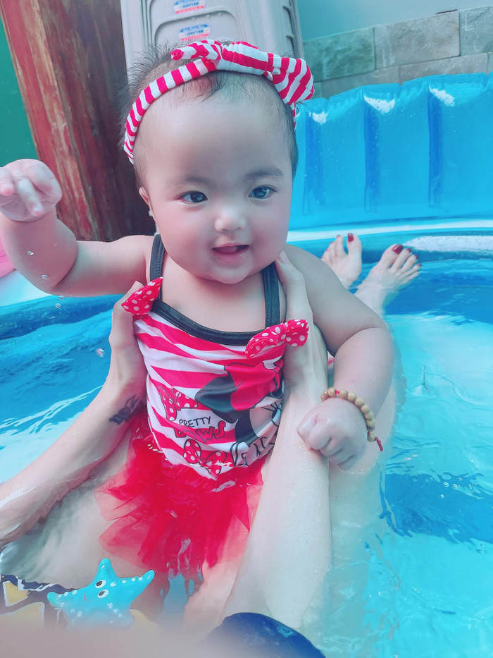 Bé Minnie nghịch nước, biểu cảm cực đáng yêu.