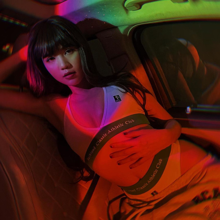 Từ cách tạo dáng góc máy đến trang phục đều rất hiện đại, hợp thời.