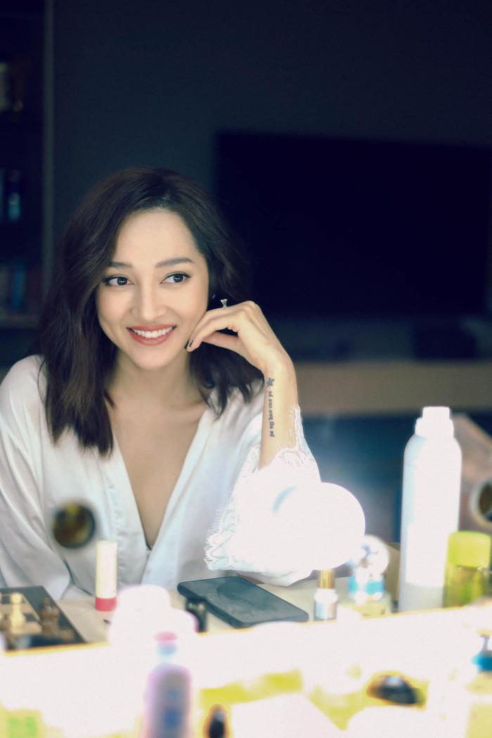 Bên cạnh các ý kiến cho rằng Bảo Anh đã phẫu thuật thẩm mỹ thì nhiều người lên tiếng bênh vực cho rằng nhan sắc khác lạ của nữ ca sĩ là do bị sụt cân mất kiểm soát.