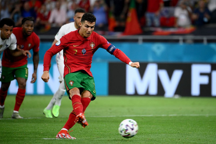 Ronaldo ghi cả hai bàn thắng trên chấm 11m giúp Bồ Đào Nha hòa Pháp 2-2 để giành vé vào vòng 1/8 EURO 2020.