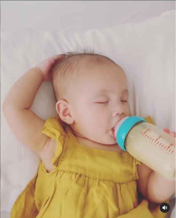 Nhìn hình ảnh trên của tiểu công chúa nhà Hà Hồ, ai nấy cũng phải “ôm tim” vì quá đỗi dễ thương.