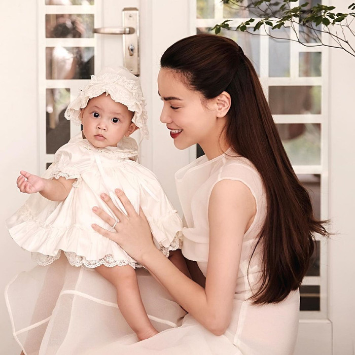 Trước đây Hà Hồ từng chia sẻ về con gái của mình như sau: “Lisa luôn đằm thắm nhưng vô cùng nhanh nhạy, cảm nhận nhanh. Chắc sẽ siêu nhạy cảm giống mẹ Hà rồi”.