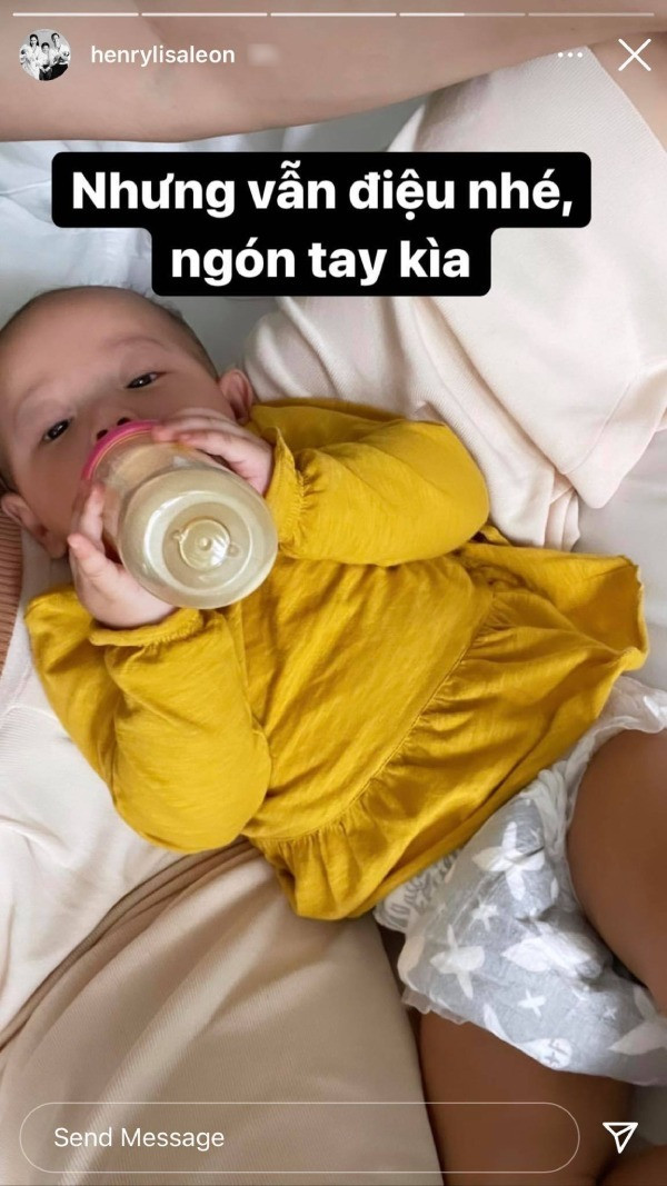 Dù khen con là thế nhưng nữ ca sĩ cũng không quên 'trêu' con gái điệu đà.