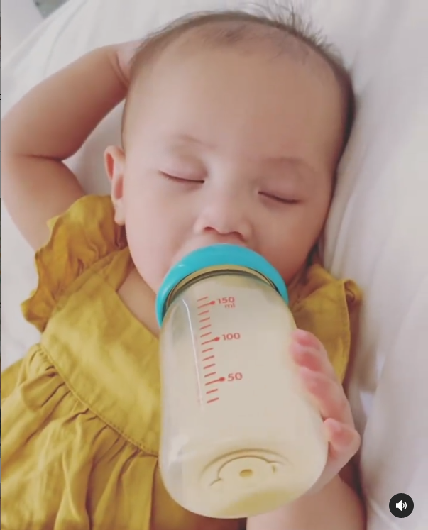 Trong một đoạn clip khác được đăng tải, Lisa tự cầm bình sữa bú trong khi mắt còn đang lim dim ngủ.