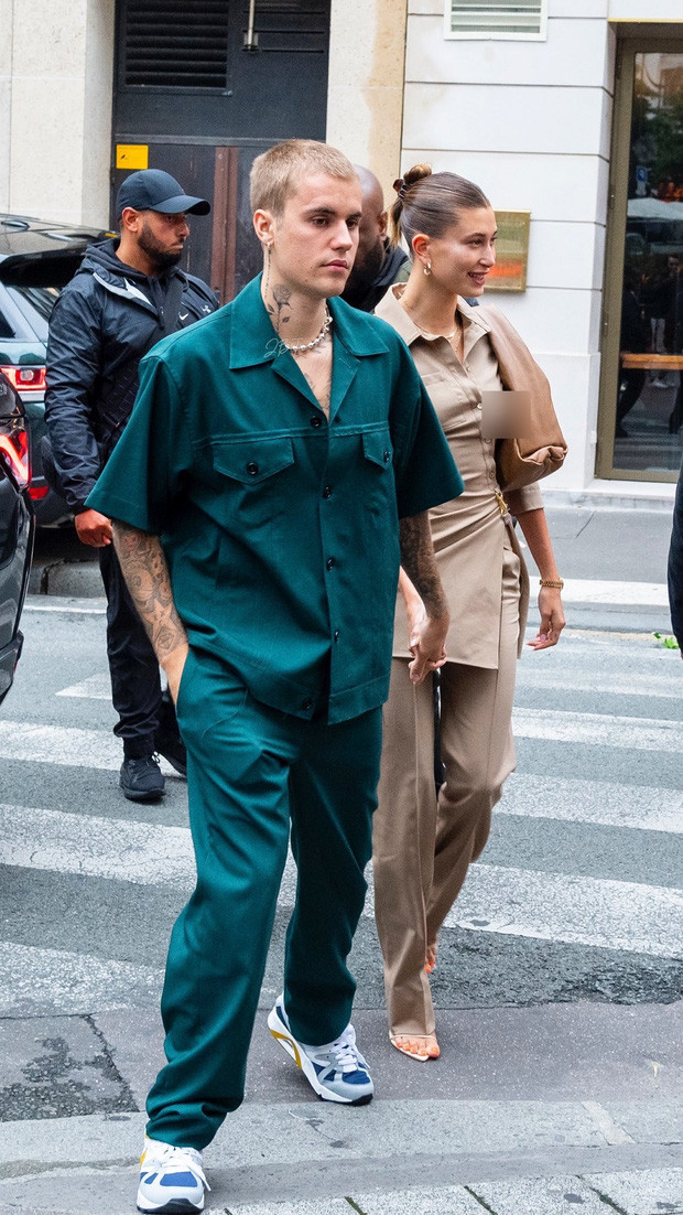 Màu sắc của trang phục rất bắt mắt khi Justin chọn set đồ màu xanh lam ngọc còn chị vợ Hailey thì 'thả dáng' trong bộ cánh màu be