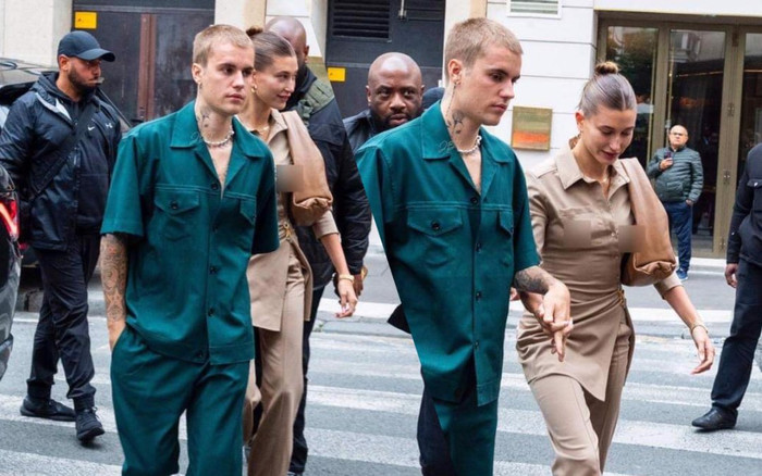 Sau khi bị la ó vì mặc phản cảm gặp tổng thống Pháp, Hailey Bieber diện đồ kín đáo nhưng vẫn lộ hàng Ảnh 2