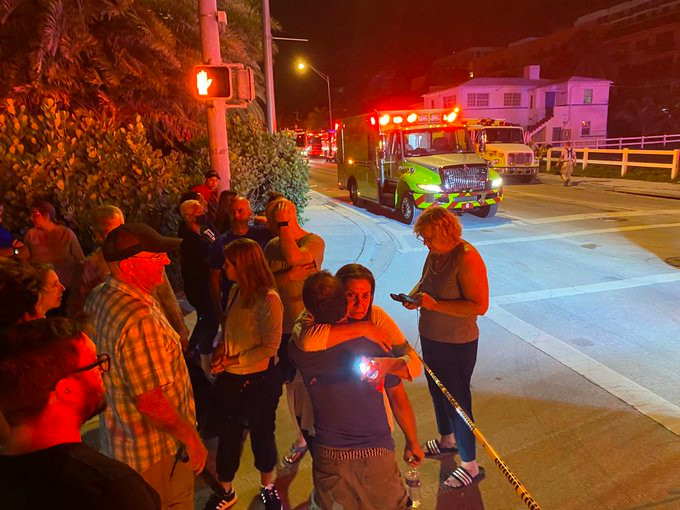 Một số người được giải cứu sau khi một phần tòa nhà 12 tầng bị sập.