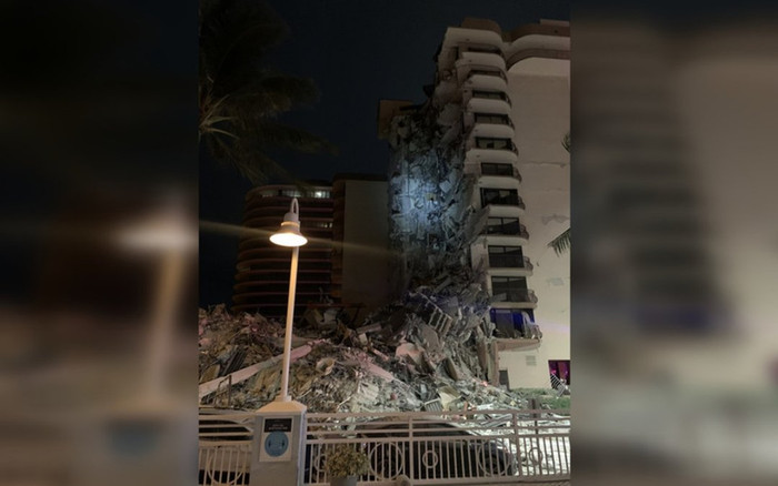 Hiện trường chung cư 12 tầng đổ sập ở Mỹ, có tiếng người la hét dưới đống đổ nát Ảnh 2