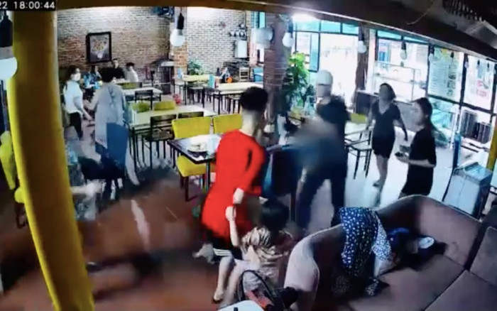 Xuất hiện thêm một clip ghi lại cảnh chồng cũ Hoàng Yến cầm dao truy đuổi nữ diễn viên sau cú đấm Ảnh 2