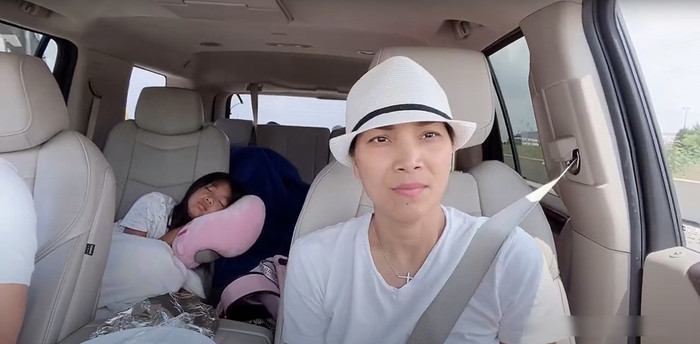 Nữ ca sĩ kể lại: 'Vừa ra khỏi nhà khoảng 1 tiếng thì rồi cũng ngựa ngựa ham hố quay Vlog này kia, đúng ngay lúc ấy ông Tâm nhà tui nhìn GPS để xem bao tiếng nữa tới nơi, thế là một cái ầm'.