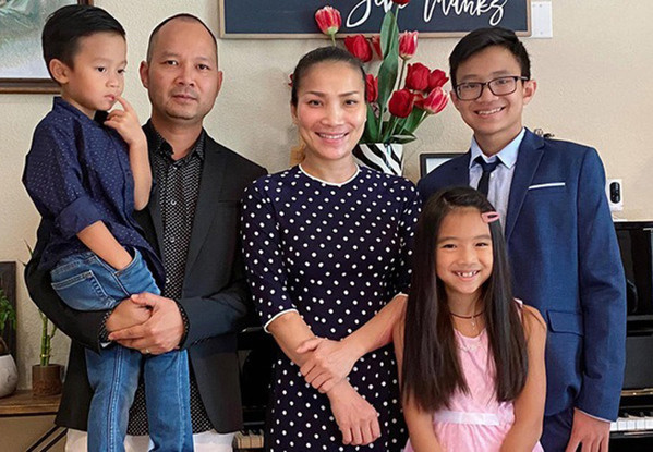 Hồng Ngọc thuộc thế hệ ca sĩ nổi danh từ những năm 2000, cùng thời với những tên tuổi khác như Phương Thanh, Mỹ Tâm,... Hiện tại, cô cùng chồng và các con đang định cư tại Mỹ.