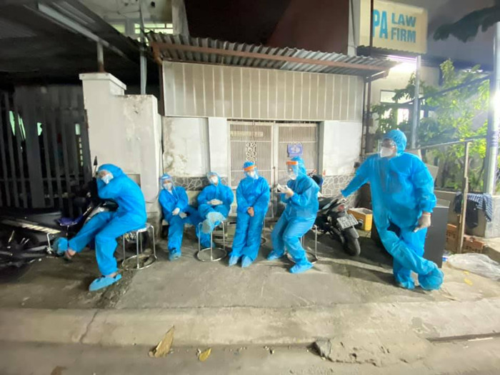 Xúc động hình ảnh sao Việt xông pha vào tâm dịch: Ăn vội, ngủ vật vờ lề đường, chung tay đẩy lùi COVID Ảnh 9