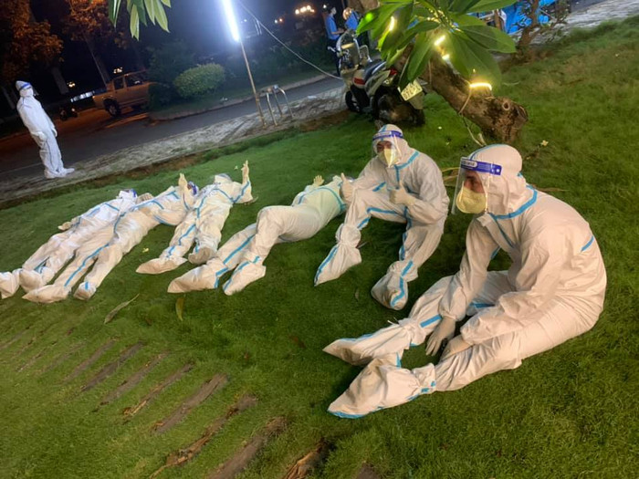 Xúc động hình ảnh sao Việt xông pha vào tâm dịch: Ăn vội, ngủ vật vờ lề đường, chung tay đẩy lùi COVID Ảnh 11