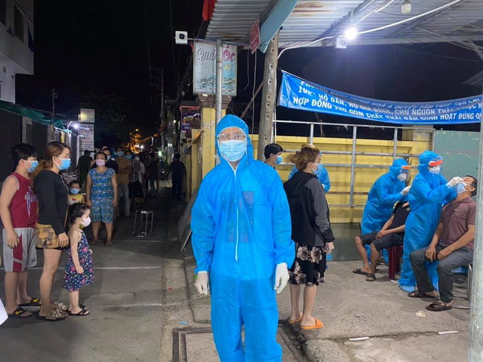 MC Quốc Bình cũng tham gia vào công việc điều phối, hỗ trợ người dân đến lấy mẫu xét nghiệm