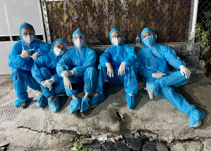 Á hậu Hoàng My xông pha đi vào 'tâm dịch', hỗ trợ các y bác sĩ làm nhiệm vụ lấy mẫu xét nghiệm