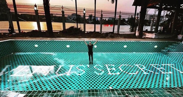 Bể bơi của Vũ Khắc Tiệp khiến Ngọc Trinh thích thú.