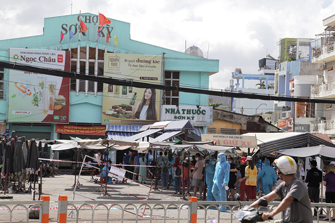 Chợ Sơn Kỳ (quận Tân Phú) bị phong tỏa. Ảnh: Dân Việt