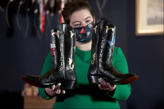 Hoàng thân Philip nhận được đôi boots cao bồi bằng da trong chuyến thăm cấp bang tới Texas vào năm 1991.