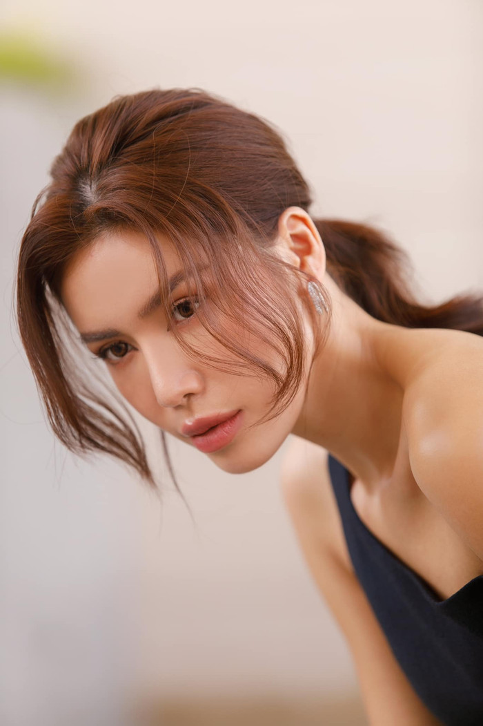 Tuy nhiên, lần này giọng Minh Tú khi hát đã to rõ hơn, có cố gắng 'chạm' đến những nốt cao của ca khúc Bay.