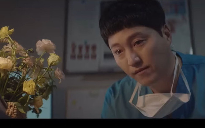'Hospital Playlist' tập 2: Thai phụ mất con đau đớn xin Kim Dae Myung hãy tiếp tục bảo vệ đứa bé còn lại Ảnh 2