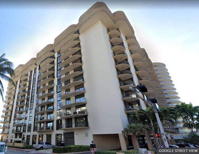 Champlain Towers trước khi vụ việc xảy ra.