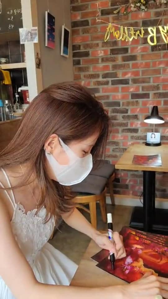 Seohyun SNSD bất ngờ đến tham dự và kí tặng sự kiện do fan Việt tổ chức Ảnh 3