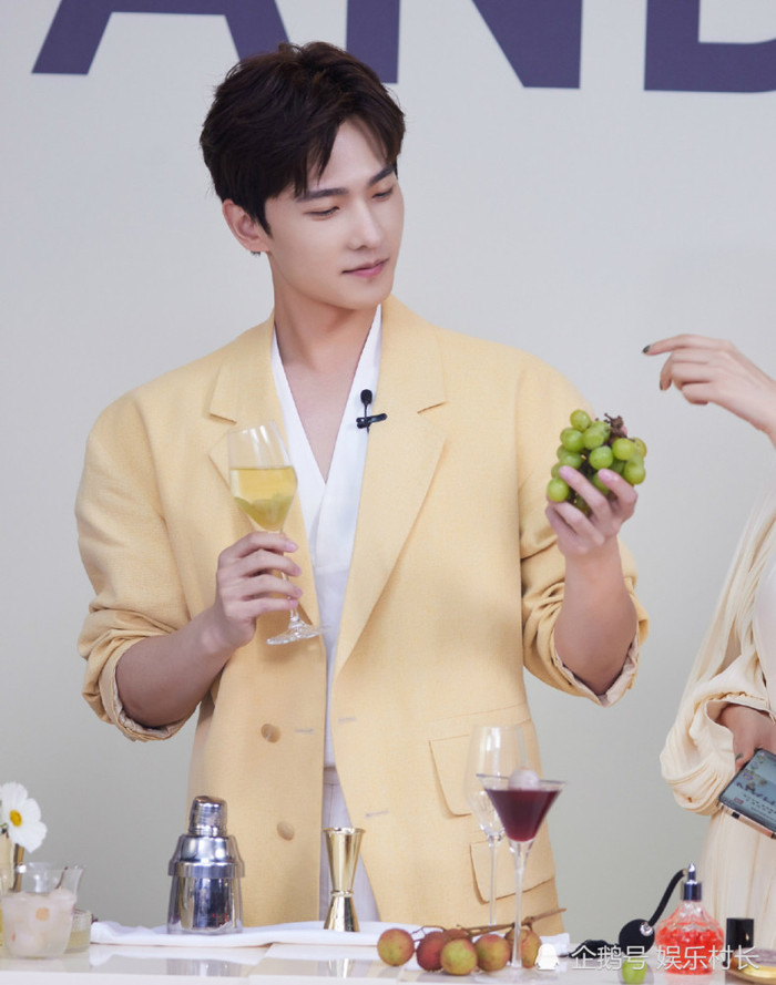 'Phim giả tình thật': Dương Dương chăm sóc Triệu Lộ Tư tận tình, cặp đôi hẹn hò bị paparazzi tóm gọn? Ảnh 4