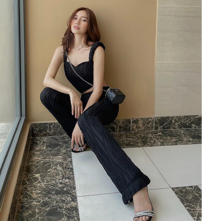 Người đẹp mix cùng túi hộp Chanel mini và giày gót đính hạt lấp lánh