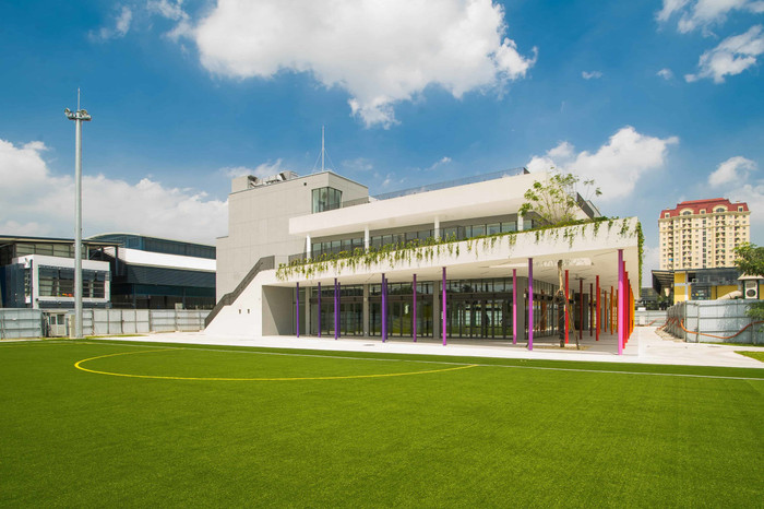 Trường Quốc tế Liên hợp quốc Hà Nội (UNIS), nơi Suri theo học