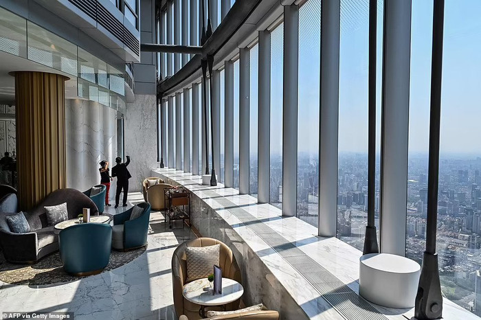 Khách sạn 'trên mây' cao nhất thế giới: Choáng ngợp trước vẻ xa hoa và mức giá 'khủng' 10.000 USD/đêm Ảnh 4
