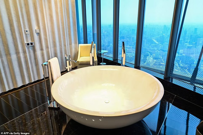 Khách sạn 'trên mây' cao nhất thế giới: Choáng ngợp trước vẻ xa hoa và mức giá 'khủng' 10.000 USD/đêm Ảnh 7
