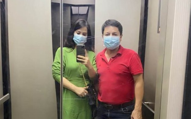 Tình tứ bên bạn gái đại gia kém tuổi, nghệ sĩ Chí Trung bị fan 'chê' bụng bự cần giảm cân gấp Ảnh 2