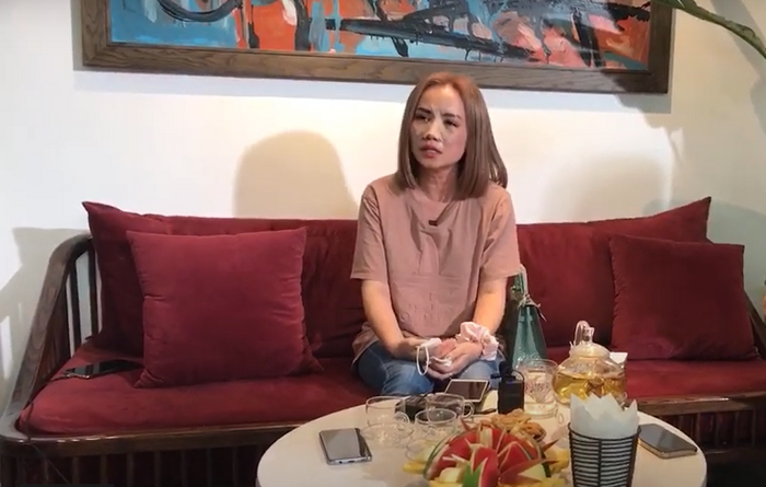 Hoàng Yến xuất hiện với gương mặt chằng chịt băng dán, khẽ quệt nước mắt khi chia sẻ về sự việc