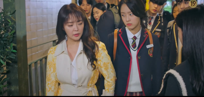 'Penthouse 3' tập 4: Seok Kyung là chị em sinh đôi với Min Seol A, Oh Yoon Hee chết thảm dưới vực sâu Ảnh 10