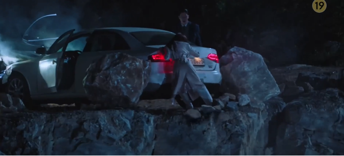 'Penthouse 3' tập 4: Seok Kyung là chị em sinh đôi với Min Seol A, Oh Yoon Hee chết thảm dưới vực sâu Ảnh 31