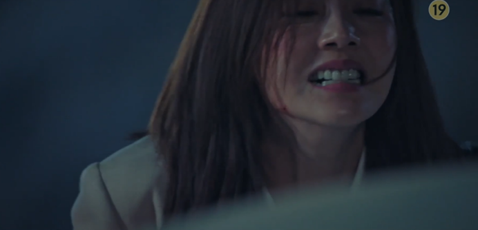 'Penthouse 3' tập 4: Seok Kyung là chị em sinh đôi với Min Seol A, Oh Yoon Hee chết thảm dưới vực sâu Ảnh 32