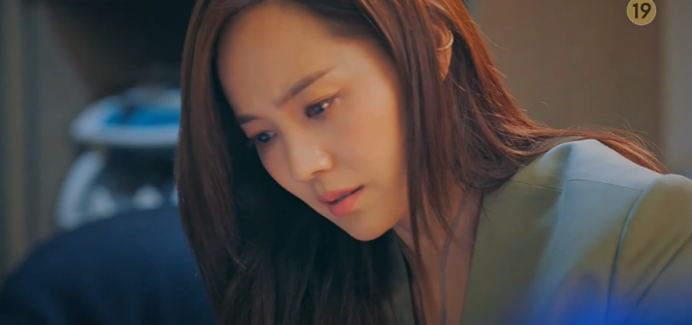 'Penthouse 3' tập 4: Seok Kyung là chị em sinh đôi với Min Seol A, Oh Yoon Hee chết thảm dưới vực sâu Ảnh 22