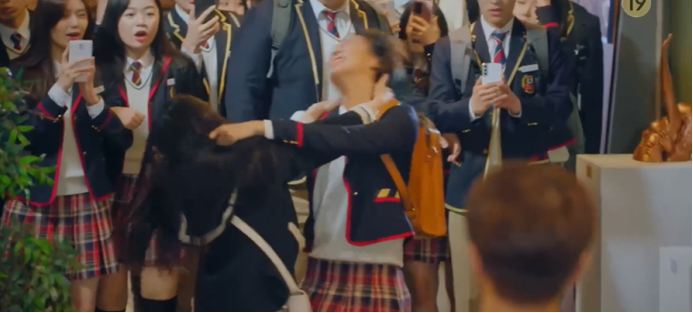 'Penthouse 3' tập 4: Seok Kyung là chị em sinh đôi với Min Seol A, Oh Yoon Hee chết thảm dưới vực sâu Ảnh 11