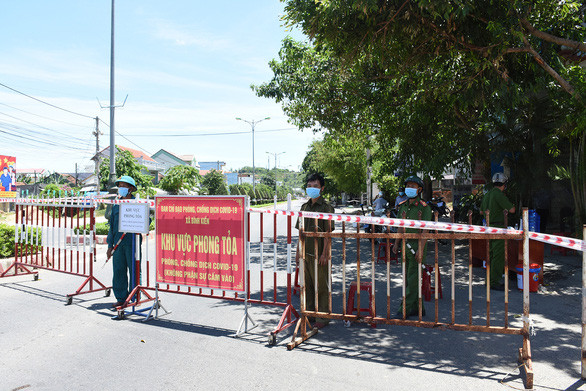 Phong tỏa khu vực thôn Phú Vang (xã Bình Kiến, TP Tuy Hòa). Ảnh Tuổi Trẻ