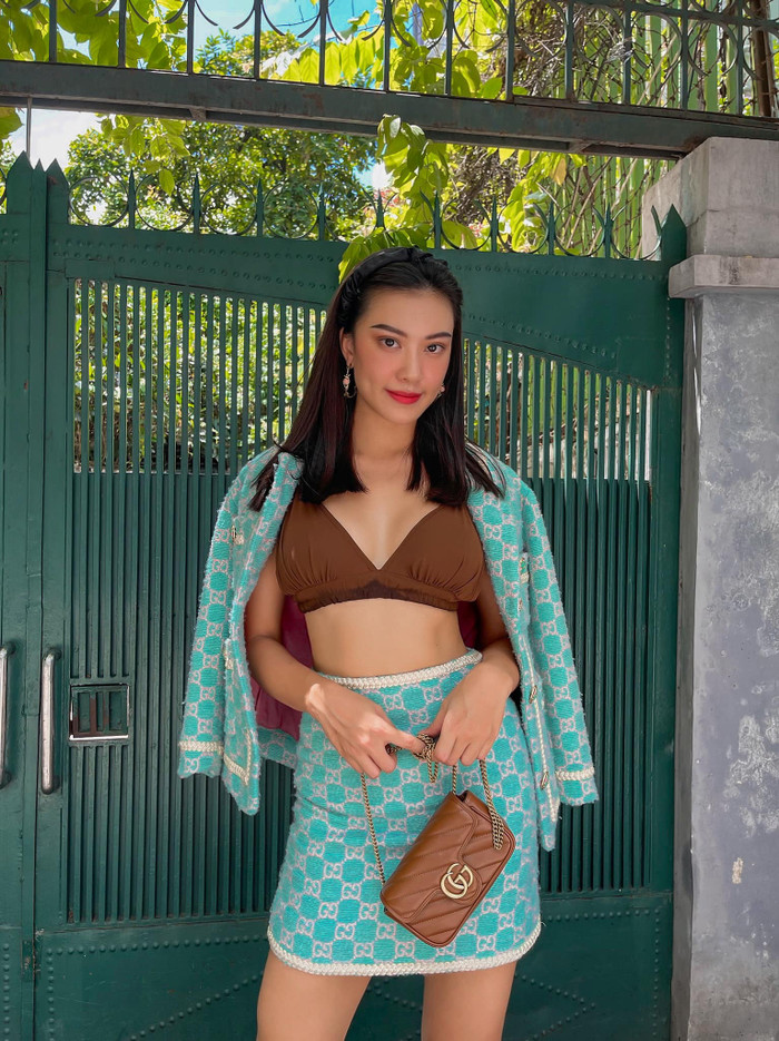 Theo nhiều người, gam màu này có vẻ hơi nặng khi mix cùng xanh pastel nhẹ nhàng.