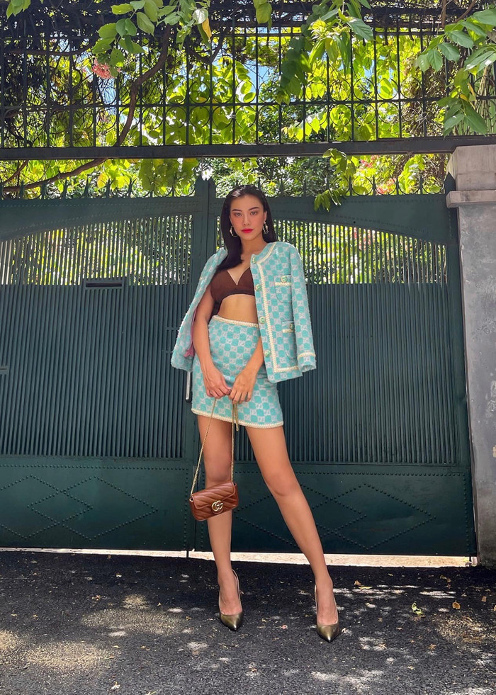 Cả giày và cách tạo dáng, bối cảnh phía sau cũng không thật sự phù hợp.